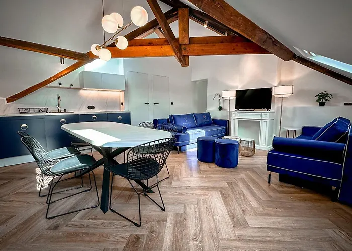 Bright Cocoon Floor - Chez Ela *